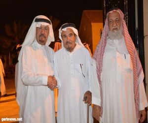الفنان الشعبي الكبير المعتزل عبد العزيز الراشد يغني إحدى أغنايته الشهيرة في ديوانية الذييب