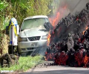 بركان هاواي يبتلع سيارة ويلتهم ما في طريقه " شاهد الفيديو"