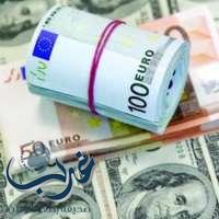 الدولار ينخفض واليورو يقاوم تقلبات ما قبل الانتخابات الفرنسية