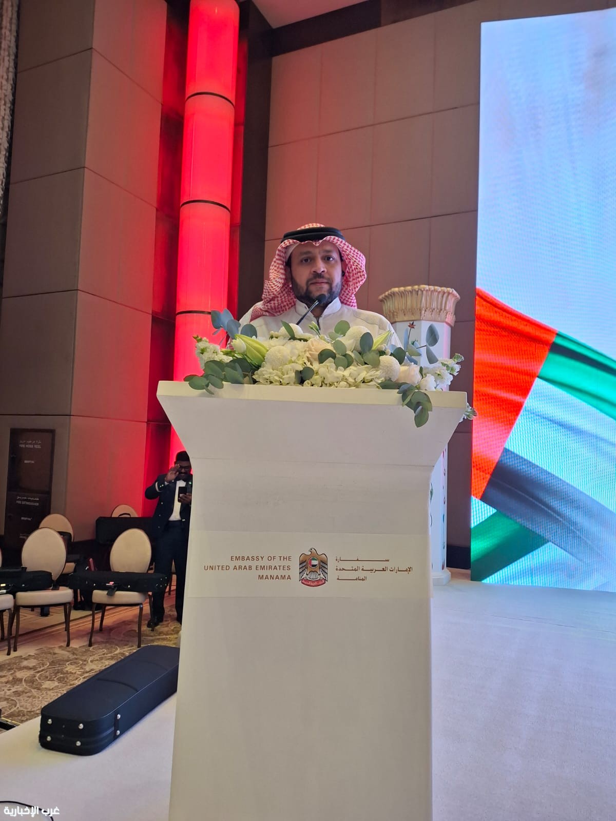  الزميل   قابل  أبنان كلمته في الحفل 