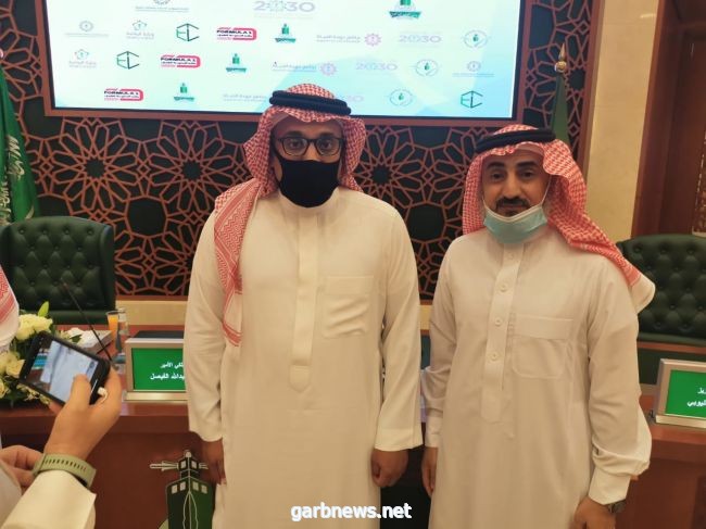  المحرر يوسف ناجي مع سمو الامير أثناء حفل التوقيع 