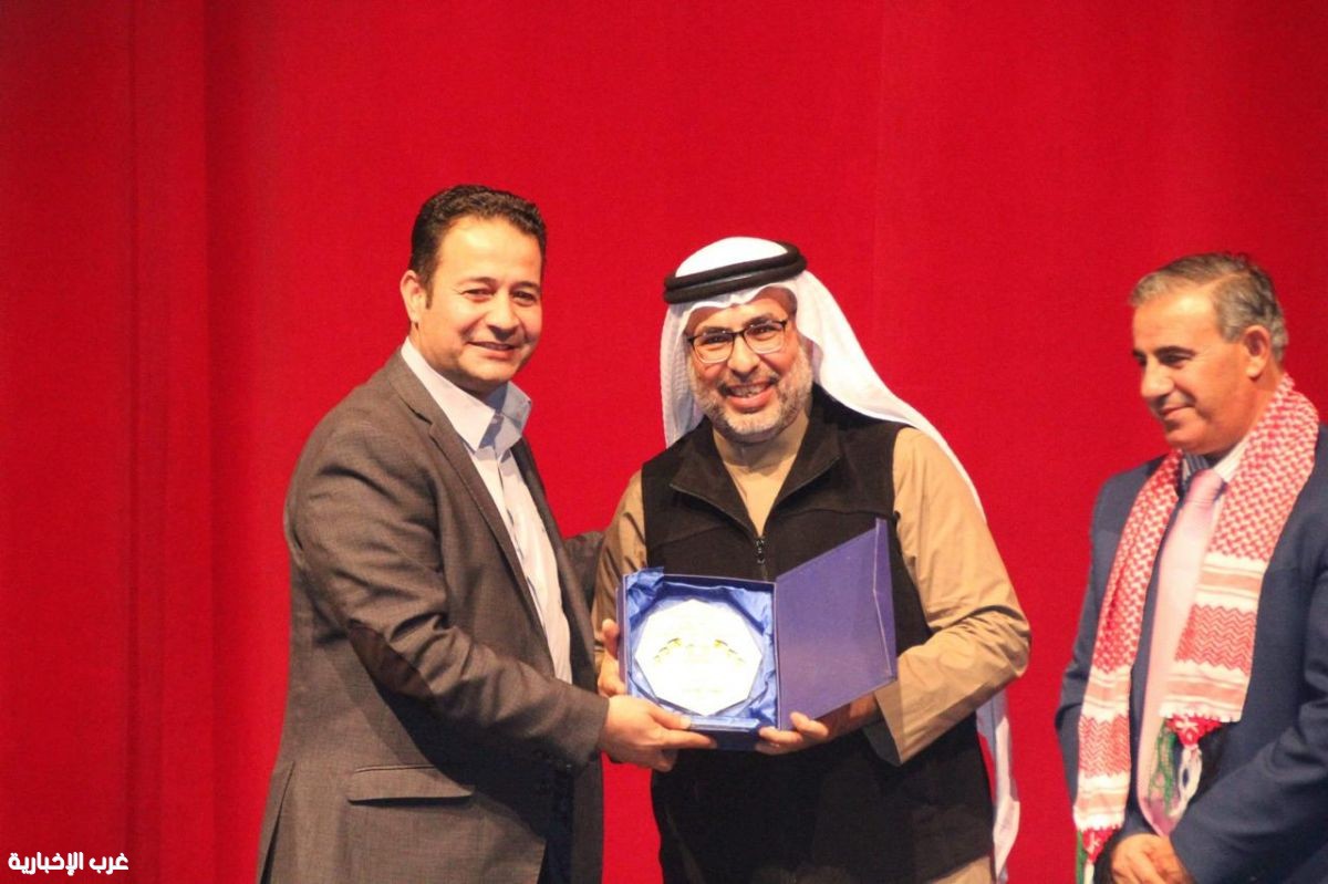 تكريم في مشاركة سابقة في المهرجان كعضو لجنة تحكيم من قبل وزير الثقافة الاردني تكريم في مشاركة سابقة في المهرجان كعضو لجنة تحكيم من قبل وزير الثقافة الاردني